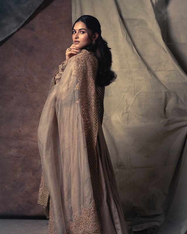 Kayadu lohar : కళ్ళతోనే చంపేస్తున్న కాయదు.. అబ్బా ఏముంది మావా..